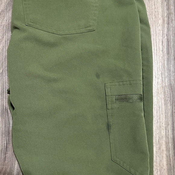 Women’s Figs Green Scrub Set XS – Stylish & Comfortable Medical Uniform. - Picture 8 of 9